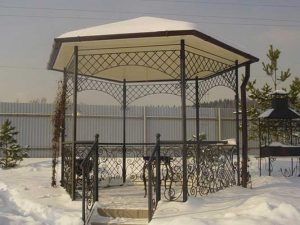 Кованые беседки для дачи с металлическими и светопрозрачными кровлями