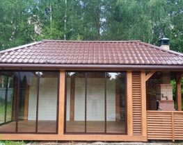 Беседка закрытая с остеклением и открытой зоной барбекю 2613 Беседка закрытая с остеклением и открытой зоной барбекю 2613