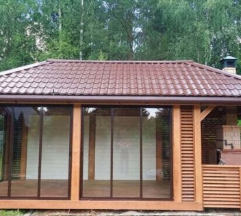 Беседка закрытая с остеклением и открытой зоной барбекю 2613