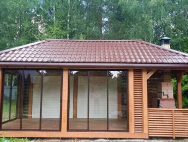 Беседка закрытая с остеклением и открытой зоной барбекю 2613