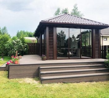 Беседка закрытая с остеклением и барбекю внутри 2614
