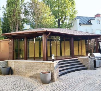 Большая закрытая беседка с раздвижными окнами 2619