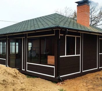 Большая закрытая беседка с остеклением по периметру 2620