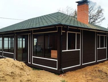 Большая закрытая беседка с остеклением по периметру 2620