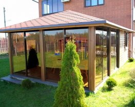 Закрытая дачная беседка с панорамными окнами 2625 Закрытая дачная беседка с панорамными окнами 2625