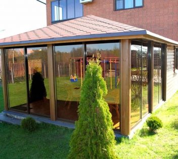 Закрытая дачная беседка с панорамными окнами 2625