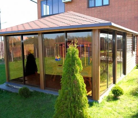 Закрытая дачная беседка с панорамными окнами 2625 Закрытая дачная беседка с панорамными окнами 2625